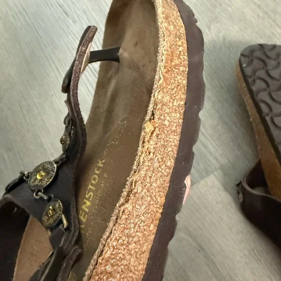 Birkenstock Gizeh Brown Leather Thong Sandals Brass/Gold Accents - Rare Find! - Picture 11 of 16